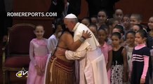 El Papa Francisco saluda a un grupo de indígenas