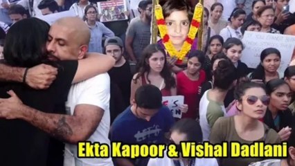 Video herunterladen: Ekta Kapoor & Vishal Dadlani Sad Reaction At Protest Demanding Justice For Asifa Kathua Case