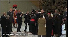El Papa saluda emocionado a los padres del cardenal Tagle