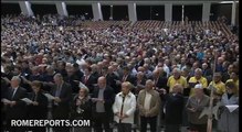 Un coro polifónico de cientos de voces canta para Benedicto XVI