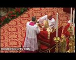 Papa entrega el Palio a los arzobispos Tagle, de Manila, y Yeom Soo Jung de Corea