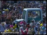 Papa llega con sombrero mexicano al Parque del Bicentenario para una Misa multitudinaria