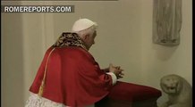 Benedicto XVI reza en las grutas vaticanas por los papas difuntos