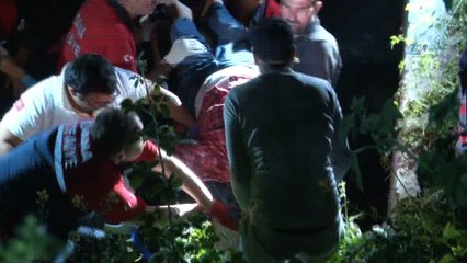 Şarampole devrilen otomobil ağaçta asılı kaldı: 4 yaralı