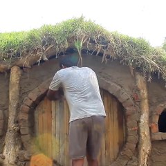 Il se construit une maison de Hobbit à la main