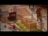 Benedicto XVI venera la tumba de Juan Pablo II
