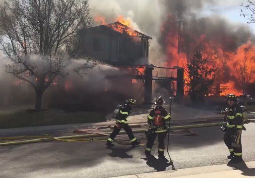 Denver-Area Firefighters Battle Flames, Winds in Multi-Home Blaze
