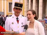 De blanco y con chaqué: Recién casados visitan al Papa en el Vaticano