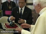 Taro Aso, primer ministro japonés regala una cámara de vídeo al Papa