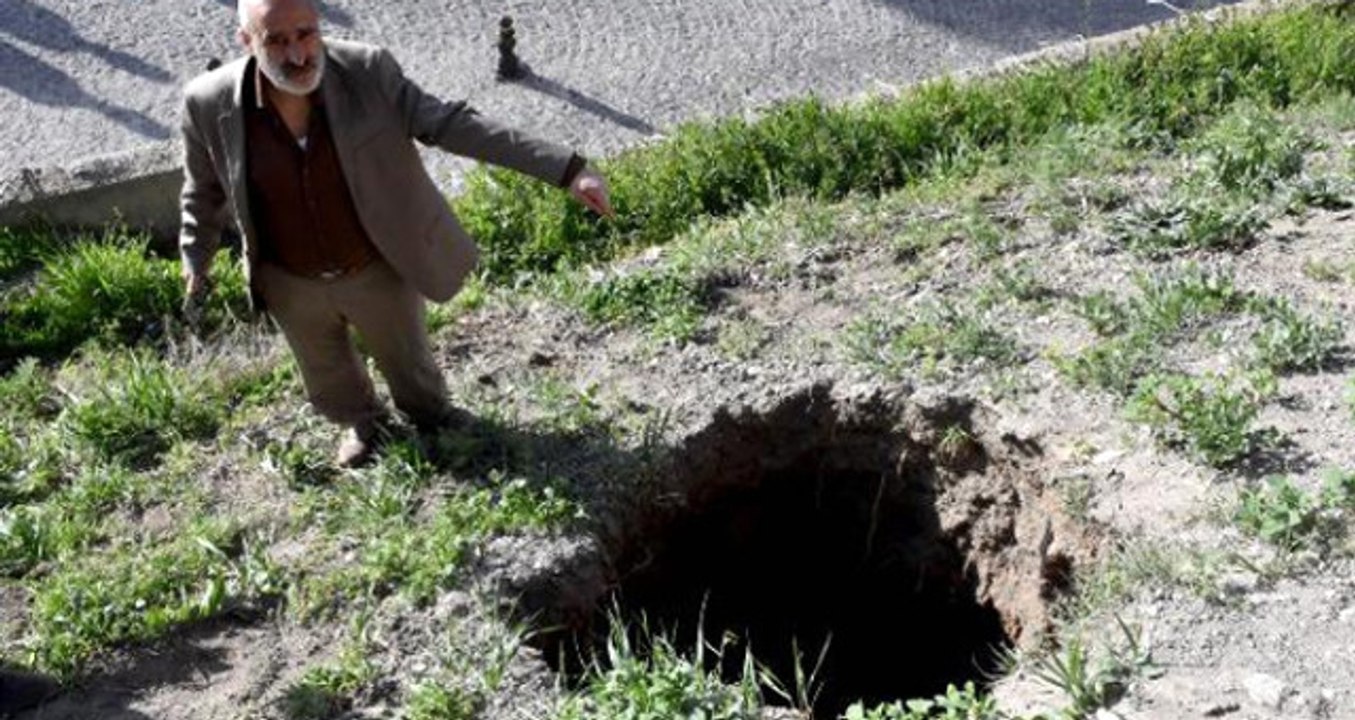 Sivas Kalesi'nin Yamacında 15 Metrelik Çukur Ol...