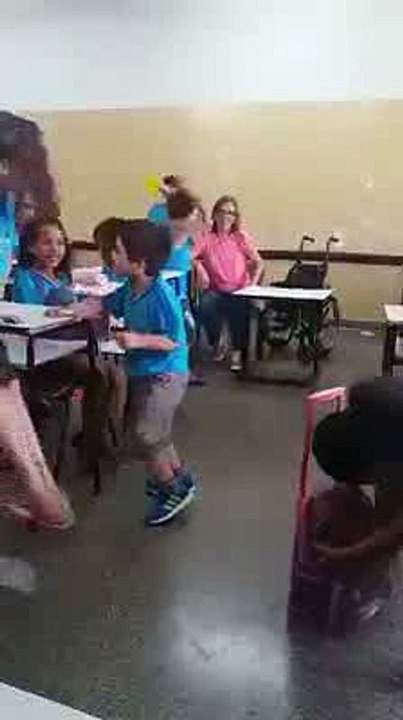 I compagnetti incitano il loro amico con disabilità a compiere i suoi primi passi