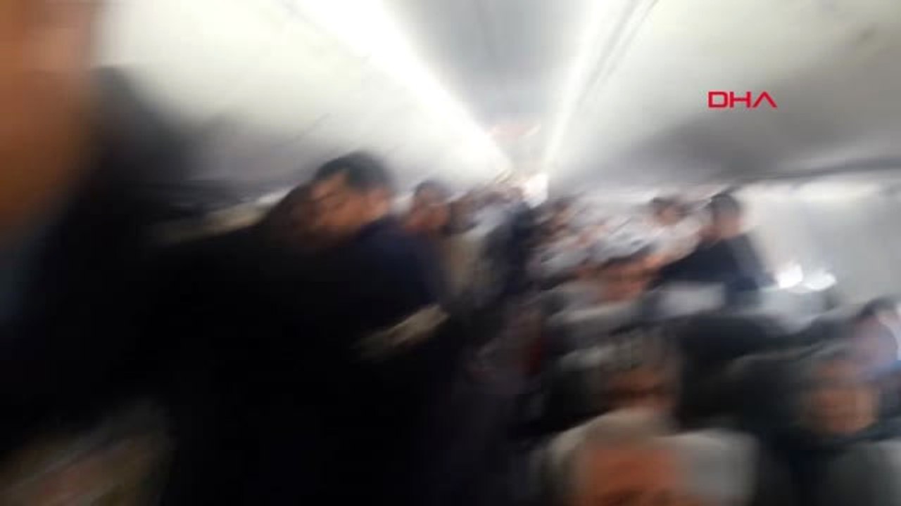 Kahramanmaraş'ta 2 Kez Uçaktan İndirilen Yolcul...