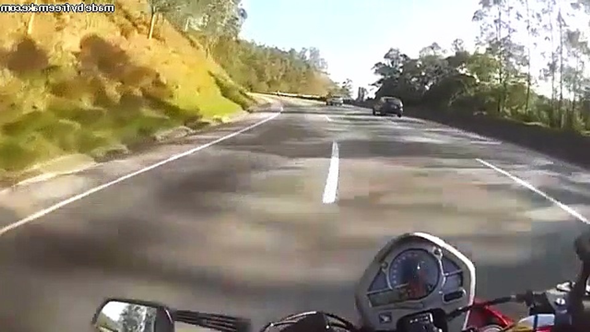 MOTOQUEIRO FILMA MULHER COM APARÊNCIA ESTRANHA