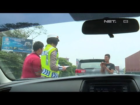 Pertama Kali Ditilang Polwan, Pria Ini Bangga & Minta Foto Bareng - 86