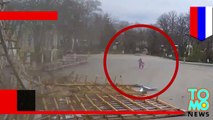 Madre e hija rusa se salvan de milagro cuando un techo por poco les cae encima
