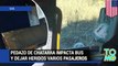 Pedazo de chatarra atraviesa el parabrisas de un autobús y golpea a pasajero en la cabeza