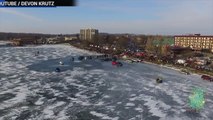 Avión no tripulado capta el momento en que varios vehículos se hunden en un lago congelado