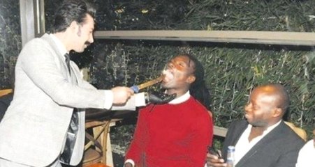 Galatasaraylı Gomis, Arkadaşlarıyla 8 Kilo Et Yedi