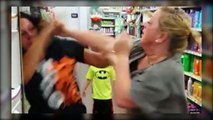 Cámara capta pelea de dos mujeres por razones desconocidas en un Walmart de Indiana