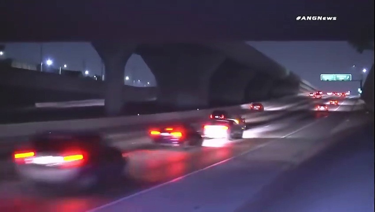 Une voiture se retrouve arrêtée au milieu de l’autoroute et fout un beau bordel