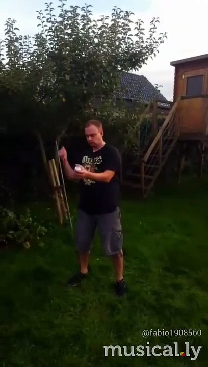 Il veut imiter son pote pour ouvrir et boire une bière de façon "cool"