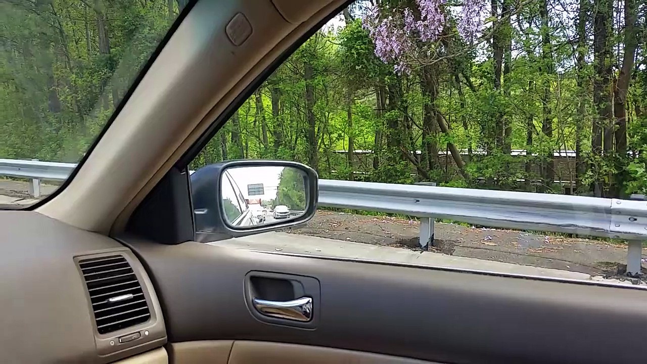 Un automobiliste rencontre le karma en doublant par la bande d'arrêt d'urgence