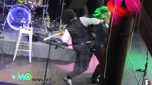 Rapero golpea a una aficionada en el escenario y luego continua cantando como si nada