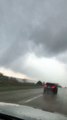 Une femme filme une puissante tornade qui fait subitement décoller sa voiture