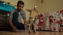 شاب يمني يبتكر آلات مفيدة من الكرتون والبلاستيك