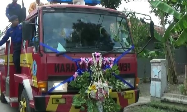 Unik Nih, Menikah dengan Iring-Iringan Pemadam Kebarakan