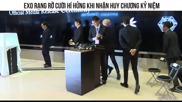 EXO cười rạng rỡ khi trở thành nhóm nhạc Kpop đầu tiên có tiền xu và huy chương kỉ niệm cao quý