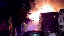 Cuatro adultos y tres niños mueren en voraz incendio que destruyo un edificio en Massachusetts