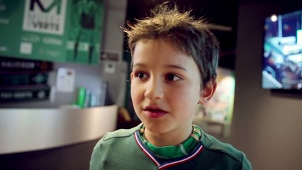 Loïc Perrin récompense le 200 000e visiteur du Musée