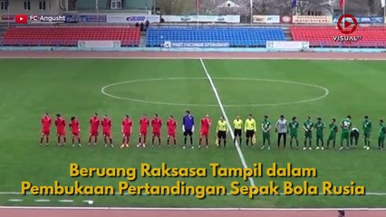Beruang Raksasa Membuka Pertandingan Sepak Bola di Rusia