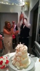 Kılıçla düğün pastası kesmek