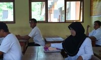 Orangtua dan Remaja Putus Sekolah Ikuti Ujian Kesetaraan SD