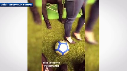 Neymar retouche le ballon... en béquilles