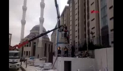 Vinç inşaat işçisinin üzerine düştü