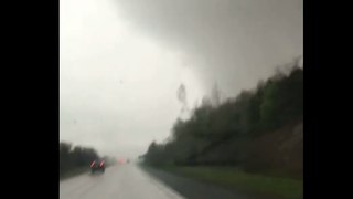 Une femme filme une puissante tornade qui fait subitement décoller sa voiture