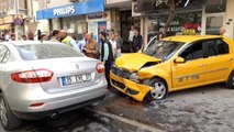 İzmir'de, 4 Otomobilin Karıştığı Kazada Yaralanan Olmadı