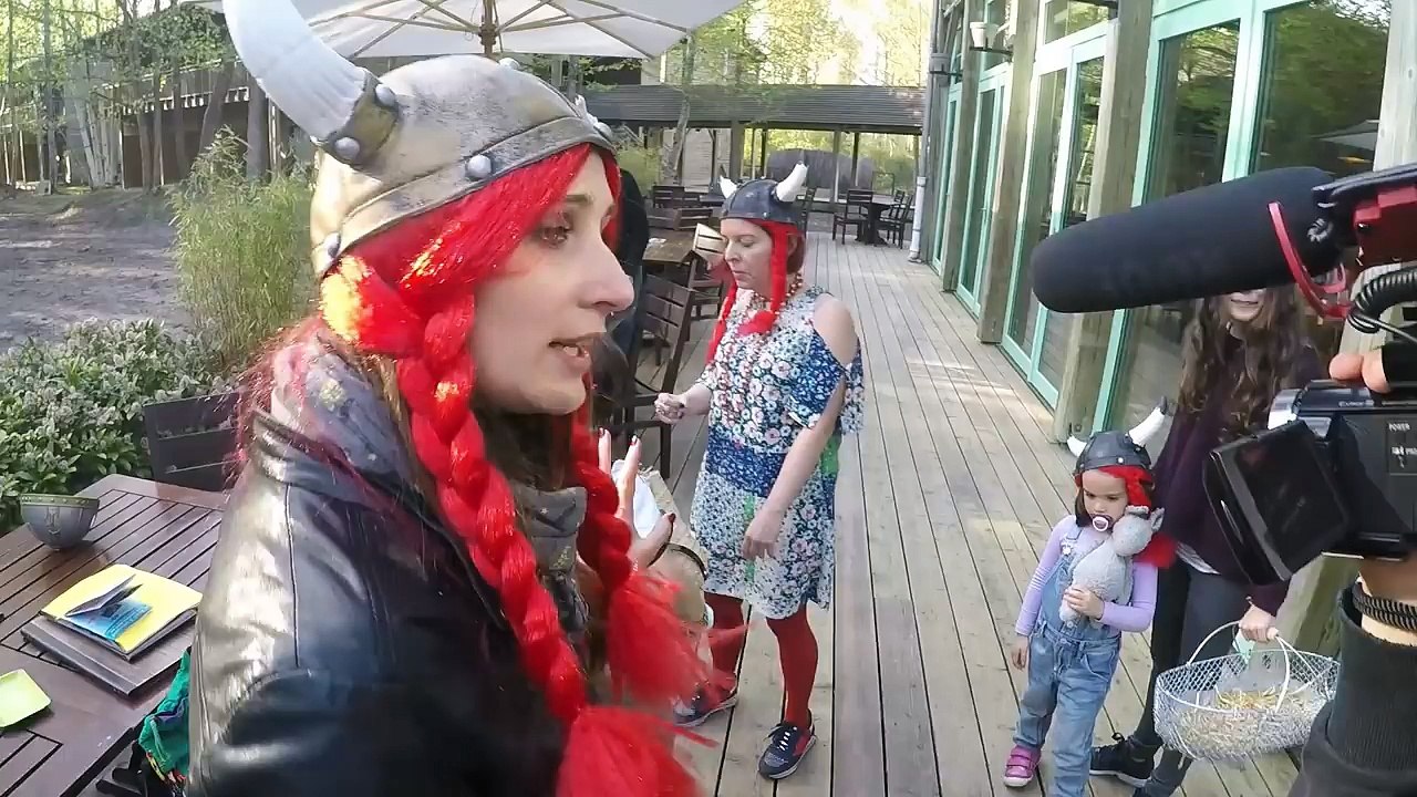 CHASSE AUX OEUFS entre YOUTUBE KIDS ! feat. STUDIO BUBBLE TEA et ANGIE MAMAN 2.0 au Parc Astérix !