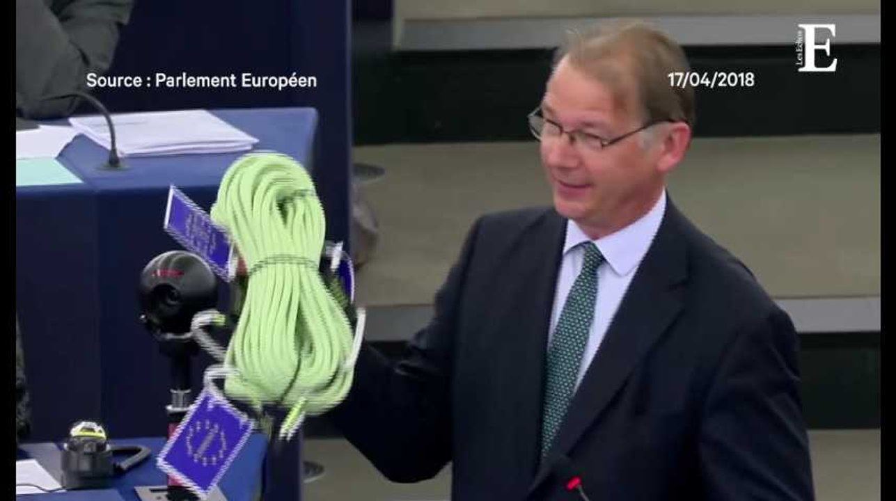 Vifs échanges entre Emmanuel Macron et un eurodéputé belge... qui lui offre une corde