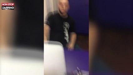 Un employé de magasin craque et jette le téléphone d'un client au sol (vidéo)