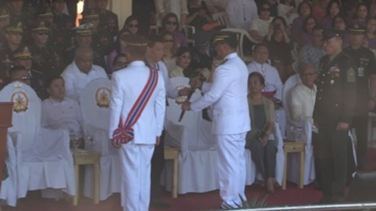 El presidente filipino preside el cambio de mando de las Fuerzas Armadas Filipinas