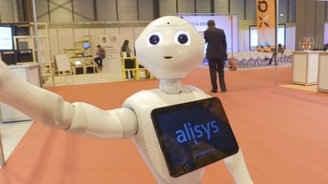 Robots camareros y mayordomos demuestran sus talentos en Robot Global Expo