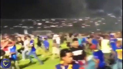 Detik-Detik-Aremania-Masuk-Ke-Lapangan-Saat-Laga-Arema-FC-vs-Persib-Bandung