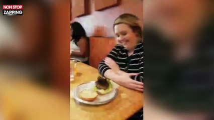 Etats-Unis : Un restaurant propose un burger... à la tarentule ! (vidéo)
