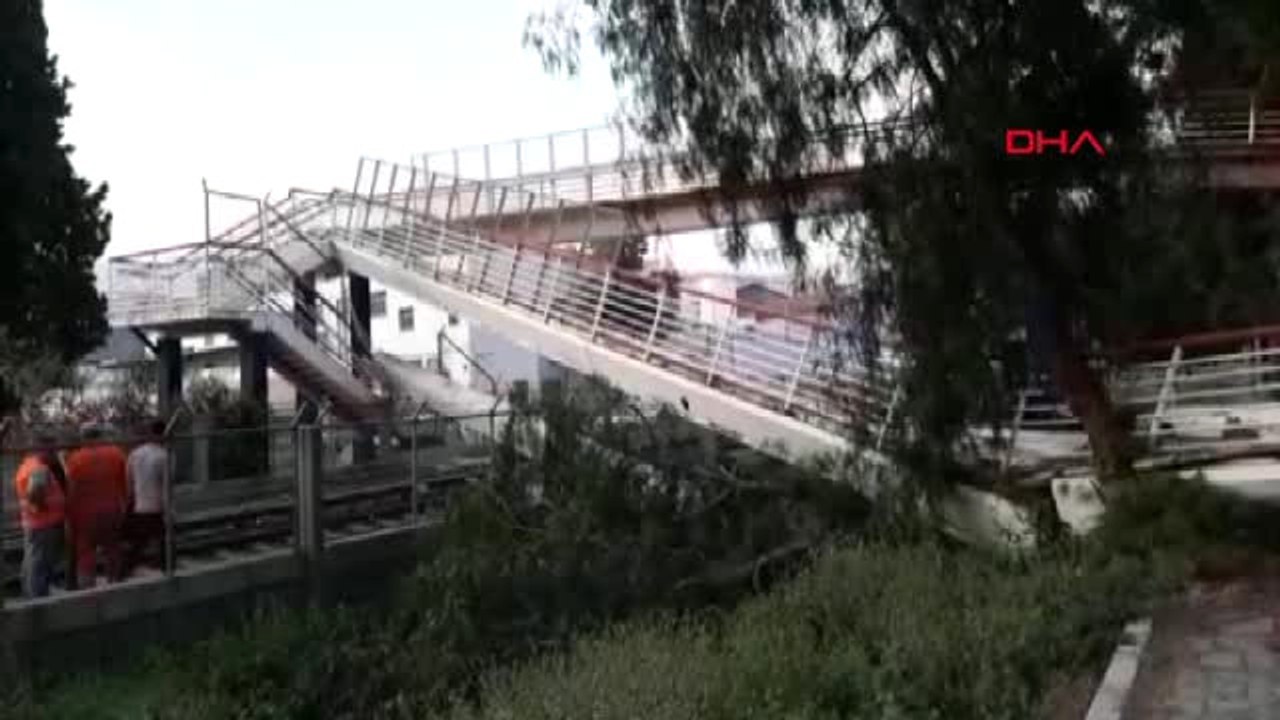 İzmir'de Vincin Çarptığı Yaya Üst Geçidi, Metro Hattının Üzerine Çöktü