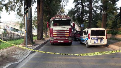 Vincin çarptığı yaya geçidi çöktü - İZMİR