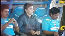 Foi substituído e... agrediu o treinador (vídeo)